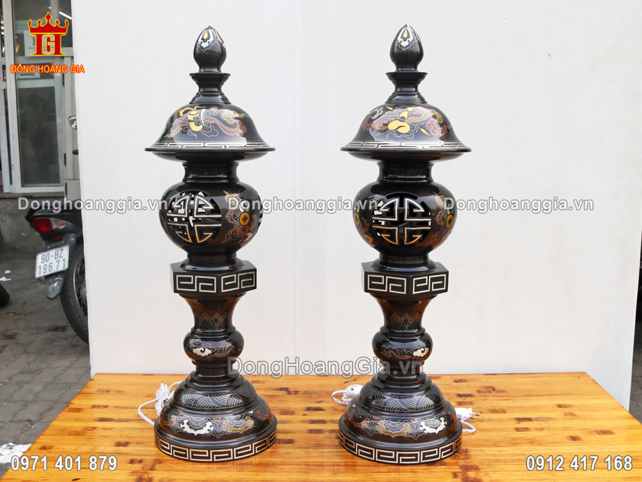 Đôi đèn thờ khảm ngũ sắc được bày trí 2 bên trong cùng bàn thờ cúng